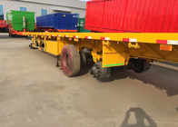 バルク貨物を運ぶ3つの車軸平面トレーラーに荷を積む30トン