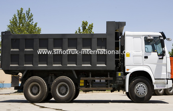 ダンプカーのダンプ トラック SINOTRUK HOWO 10 の車輪は 25-40tons 砂か石に荷を積むことができます