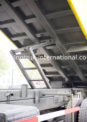 ダンプカーのダンプ トラック SINOTRUK HOWO 10 の車輪は 25-40tons 砂か石に荷を積むことができます