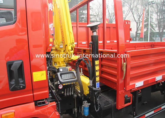 LHD 4X2 のトラックはブーム クレーン 3.2 トン SINOTRUK ZZ1127G4215C1 を取付けました