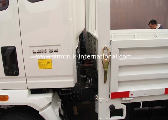 SINOTRUK HOWO の軽量貨物は 8 トンをトラックで運びます
