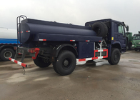 オイル タンクのトラック/石油のタンク車を運ぶHOWO 4X4 LHDガソリン