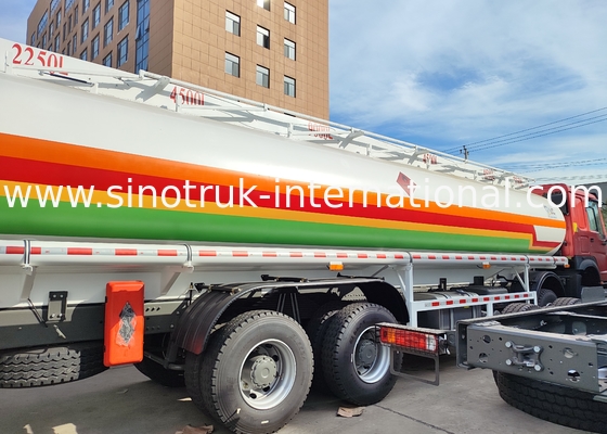 SINOTRUK HOWO レッド 380HP 8×4 12ホイール 高容量オイルタンク トラック
