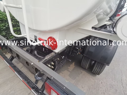 SINOTRUK HOWO 4X2 6ホイール オイルタンクトラック 5-6CBM 流量計付きシングルビン