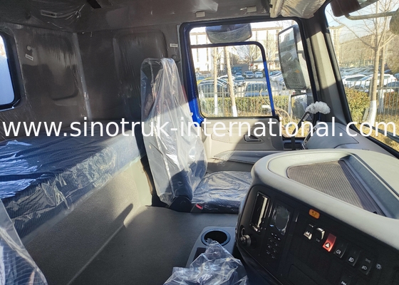 SINOTRUK HOWO 4x2 300HP 10m3の水タンクボディを持つ青いシャーシ