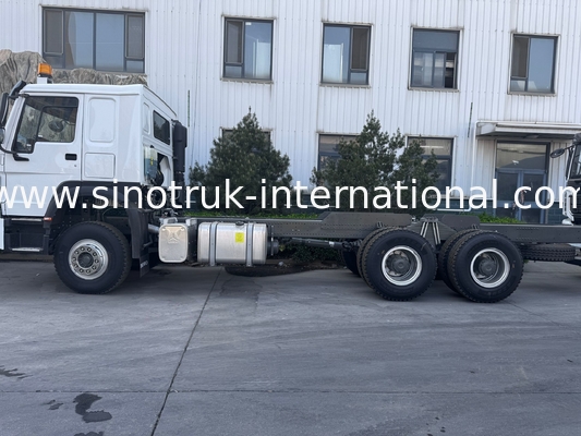 SINOTRUK HOWO トラック シャーシ SINOTRUK エンジン371HP 6 × 4 RHD 警告ライト付き ダンプトラック 貨物トラック 水道トラック