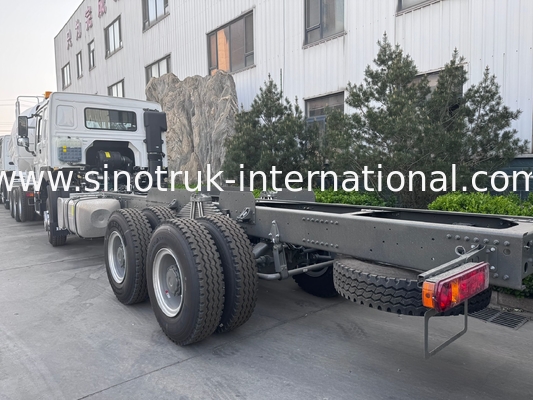 SINOTRUK HOWO トラック シャーシ SINOTRUK エンジン371HP 6 × 4 RHD 警告ライト付き ダンプトラック 貨物トラック 水道トラック