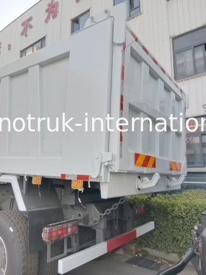 2人の乗客 Sinotruk ホハン ターパー ダンプトラック ウェイチャイ エンジン 6 × 4 LHD 380HP マニュアルトランスミッションタイプ